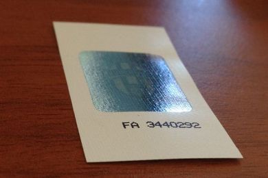 Numbered hologram on woven numbered labels